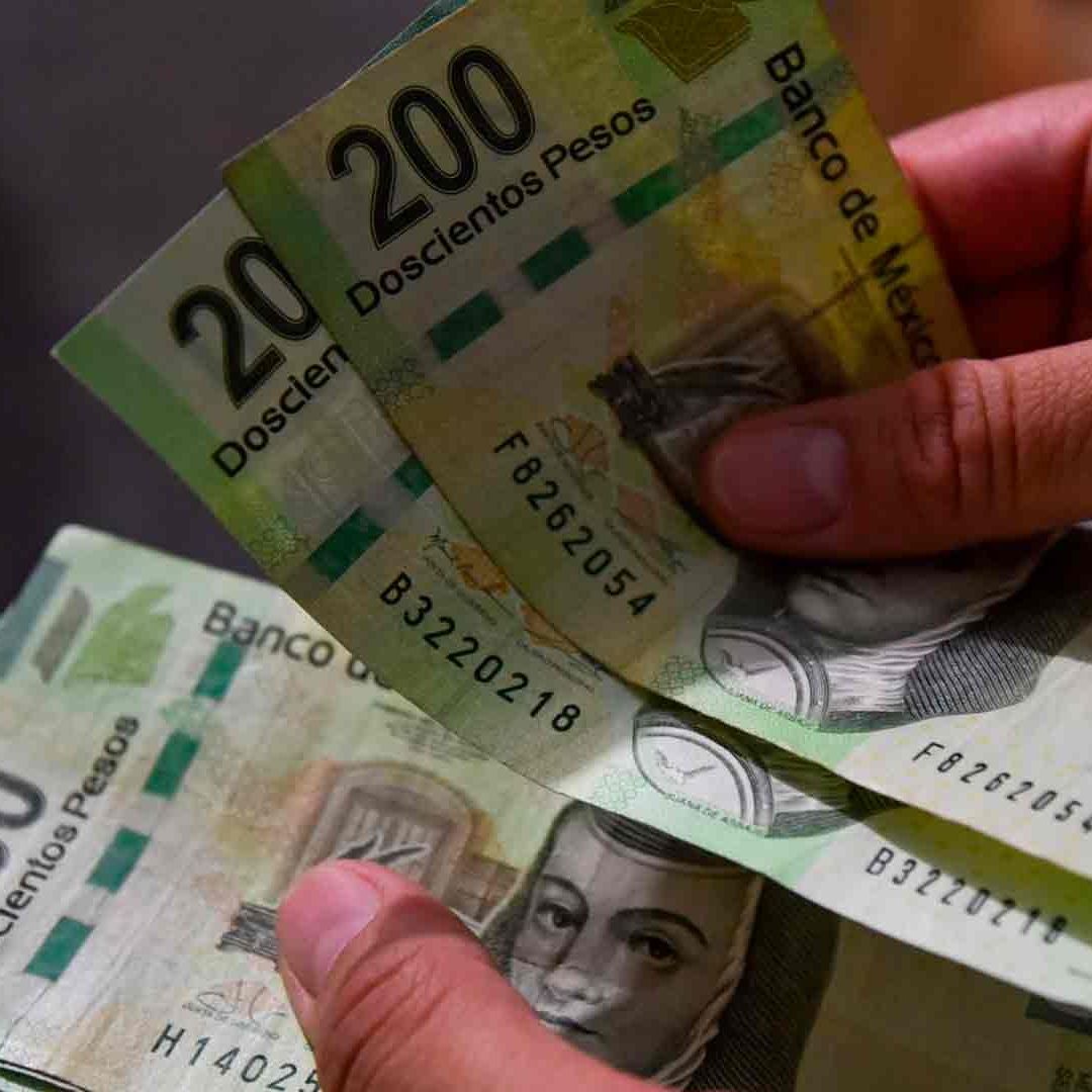 AMLO informó que a partir del próximo 2023 aumentará 20% el salario mínimo; pasará de 172 a 207 pesos.