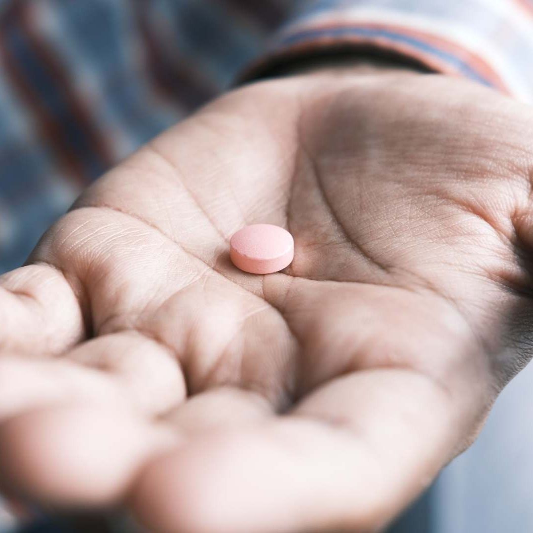 Medicamento en la mano de un hombre