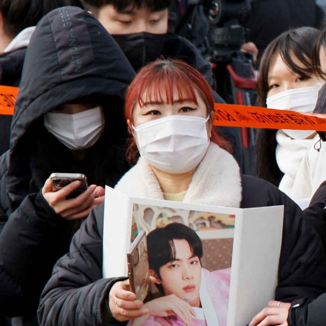 Fanáticos despidieron a Jin, interprete e ídolo de la banda BTS