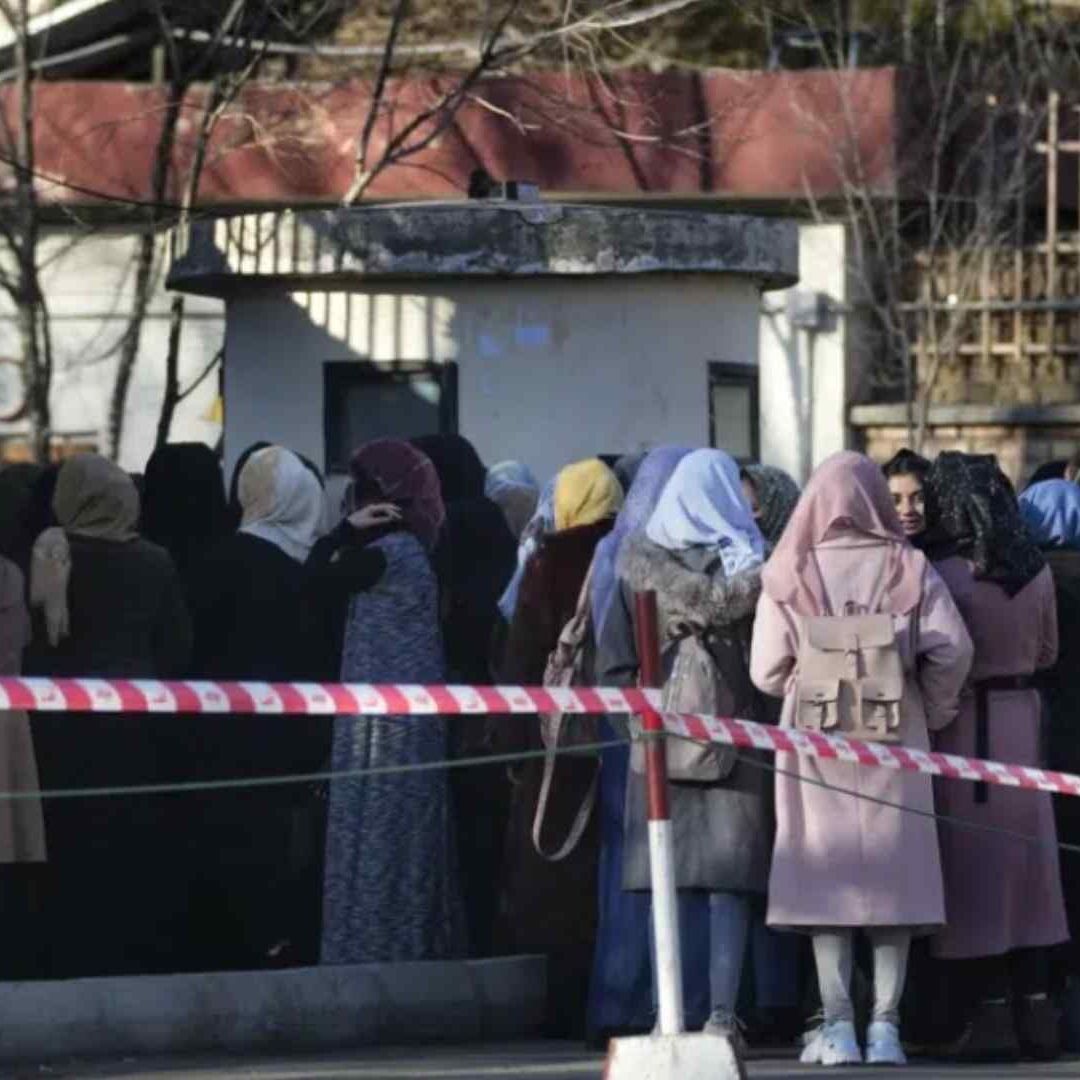 Mujeres están vedadas de ir a las universidades en Afganistán por decreto de los talibanes