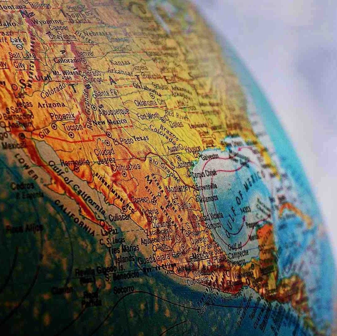 Terraplanismo es el nombre de la creencia precientífica de que la superficie de la Tierra es plana en lugar de esférica.