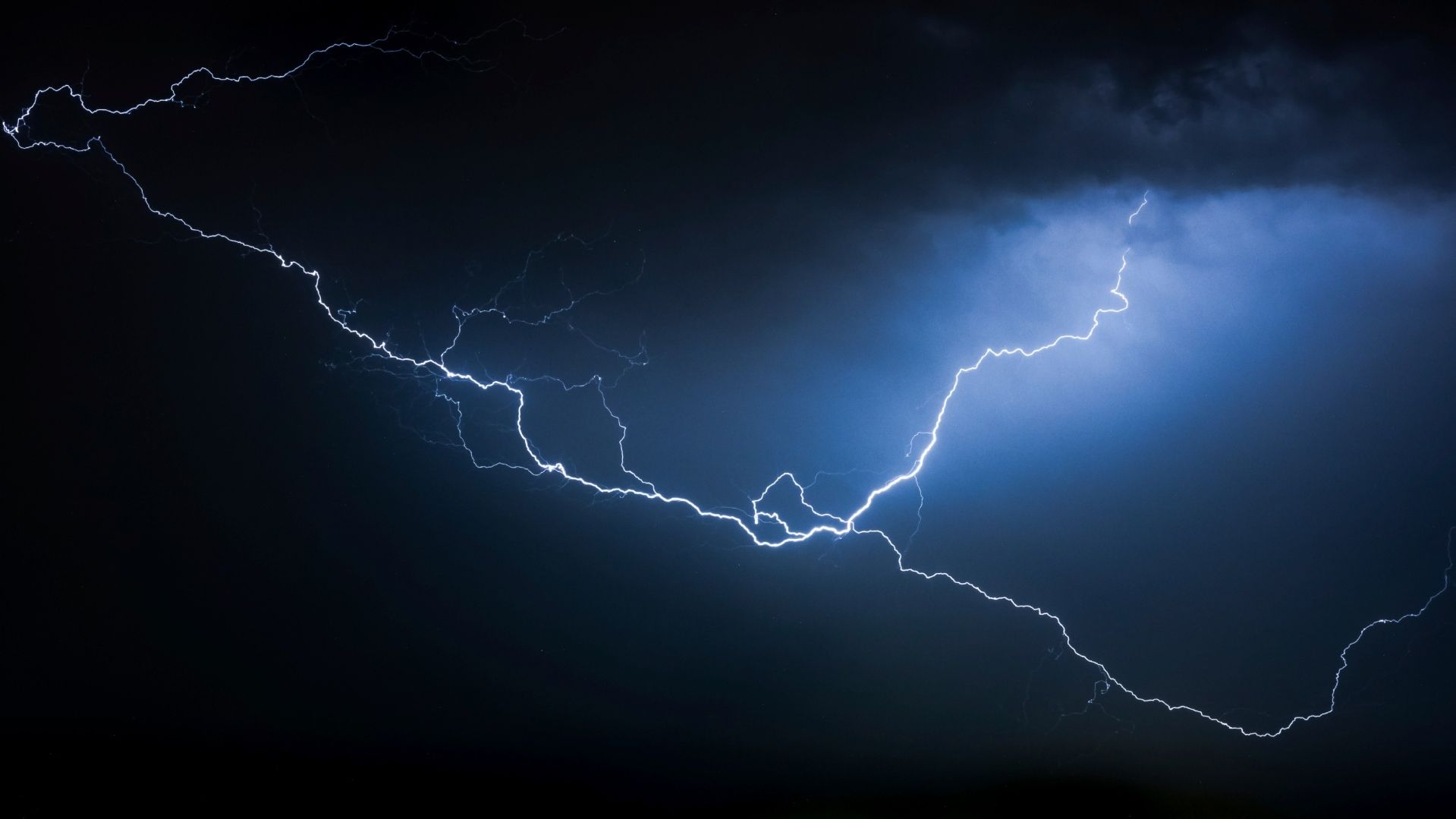 La tormenta eléctrica resultó fatal para el partido disputado en una cancha de Perú. Foto AP