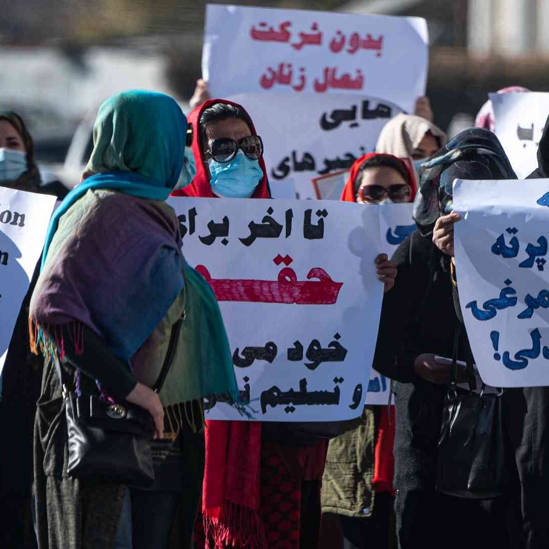 Las mujeres sostienen pancartas durante una protesta en Kabul