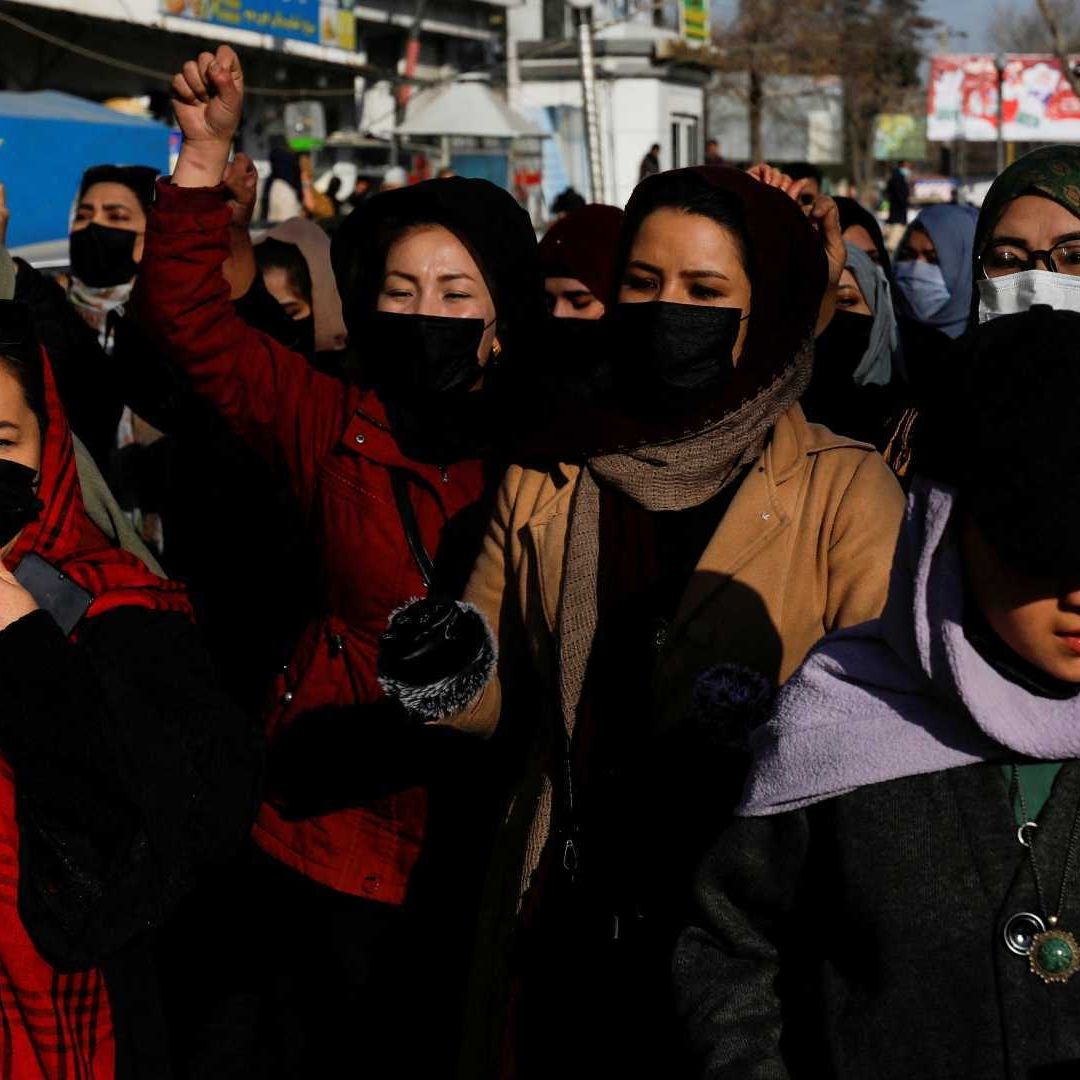 ONU pide a los talibanes respetar los derechos de las mujeres en Afganistán.