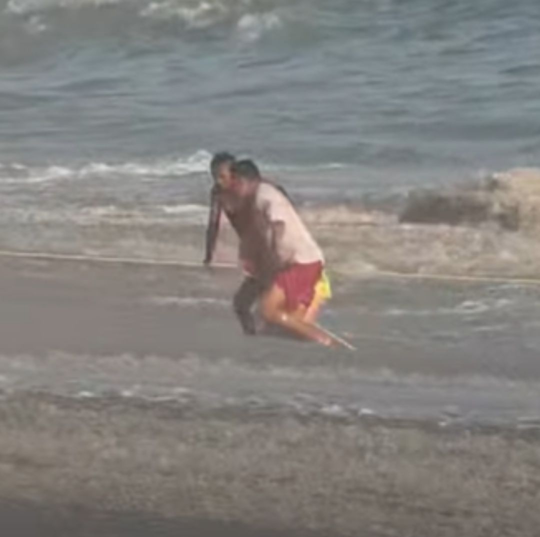 Rescatan a 9 Turistas Arrastrados por el Fuerte Oleaje en Playas de Acapulco el Viernes Santo