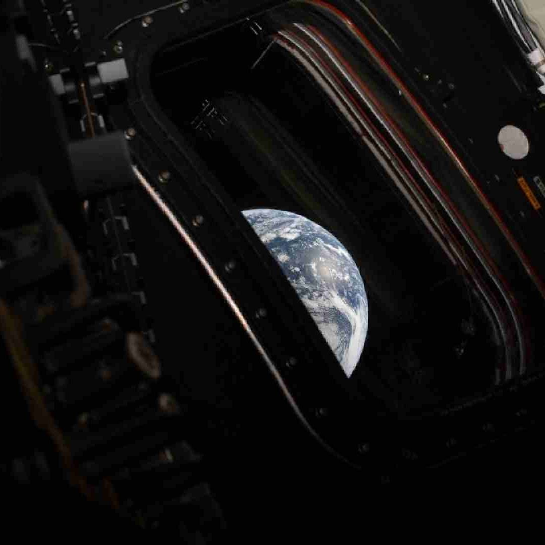 Foto de la Tierra tomada desde la nave espacial Orión, en la misión Artemis II