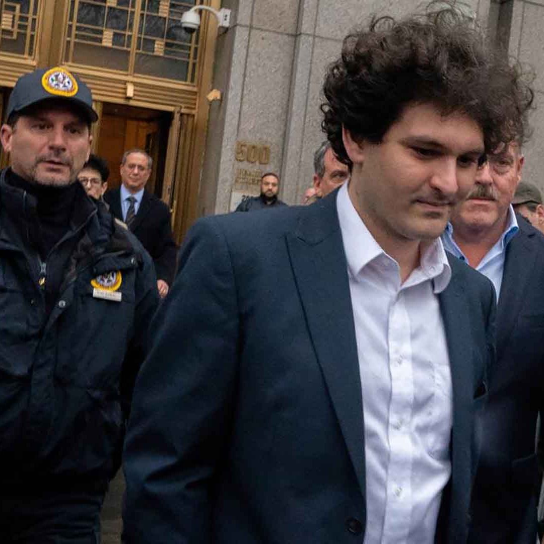 Sam Bankman-Fried, fundador de FTX, sale del tribunal en Manhattan, Nueva York