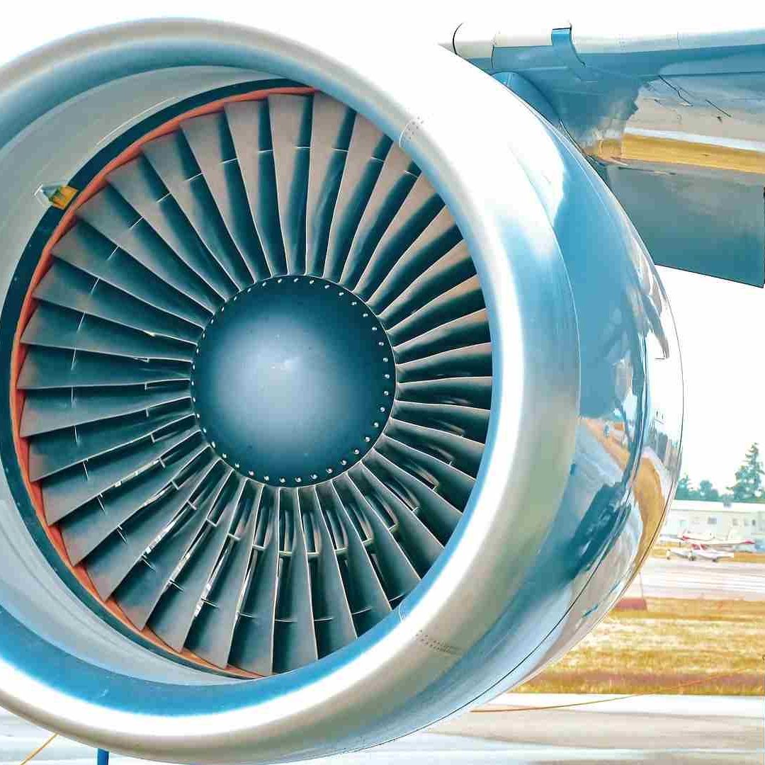 Trabajador muere succionado por turbina de avión