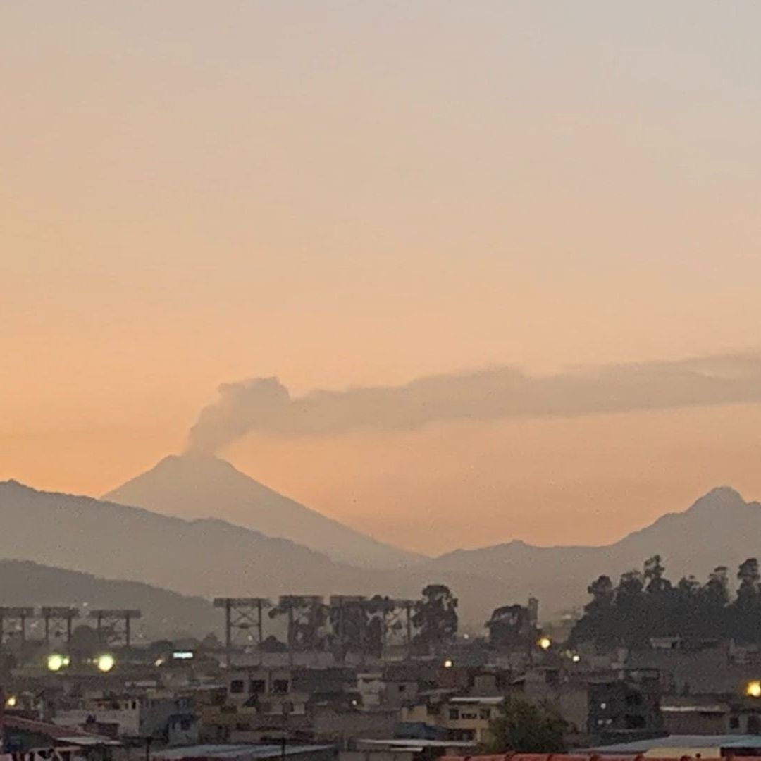 Volcán Cotopaxi, en Ecuador, lanzó una columna de vapor, gas y ceniza, de mil metros de altura