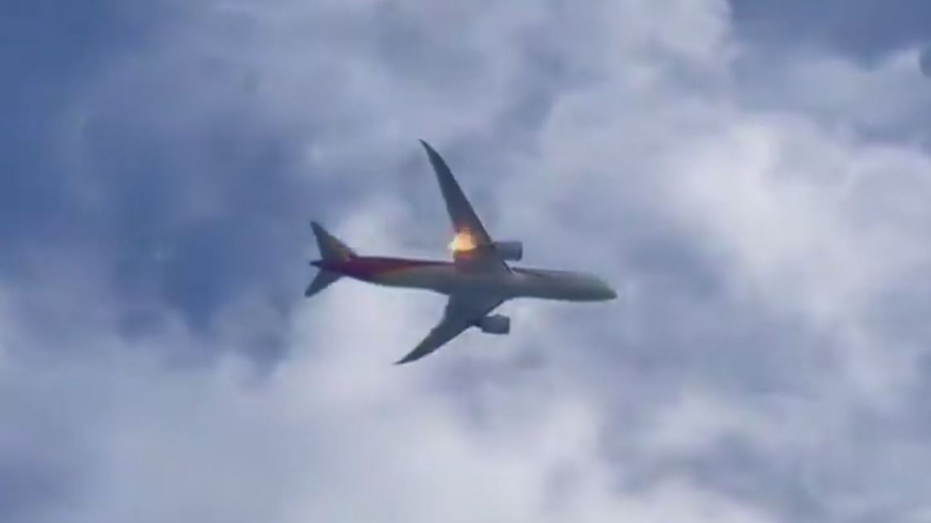 Momento en que se incendia el motor del avión después de que un pájaro chocó con la aeronave