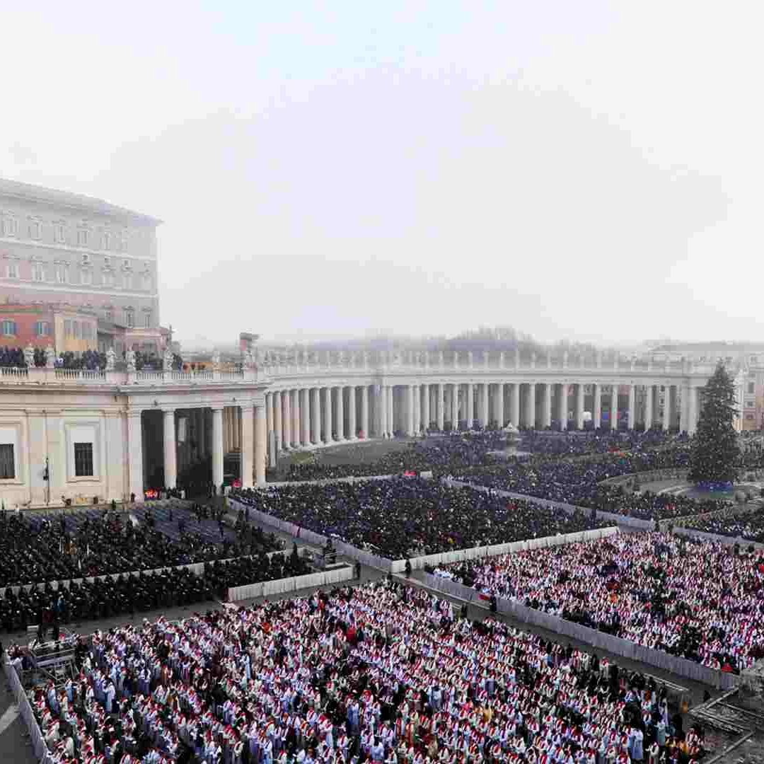 Miles de personas acuden al funeral de Benedicto XVI
