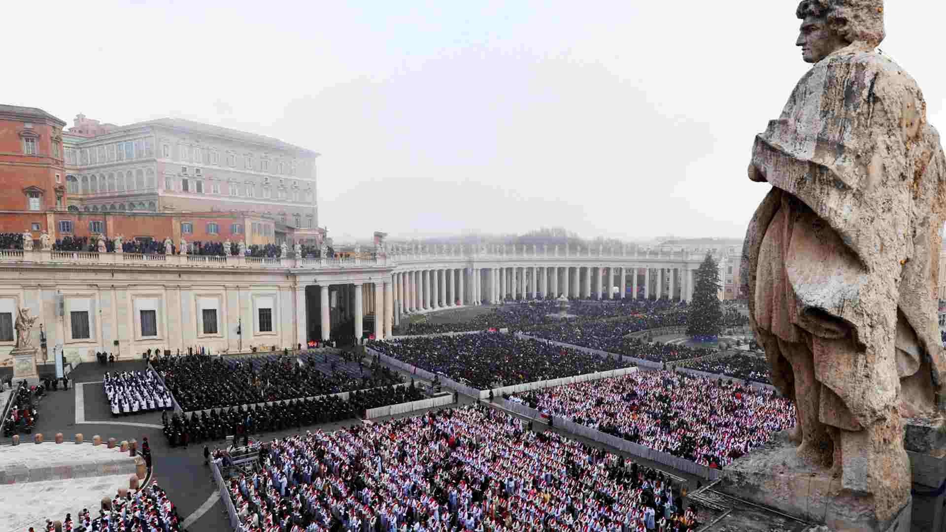 Miles de personas acuden al funeral de Benedicto XVI