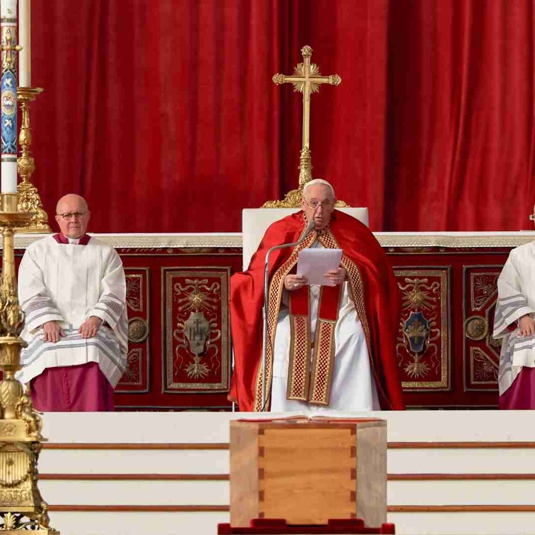 Papa Francisco lee homilía en misa exequial
