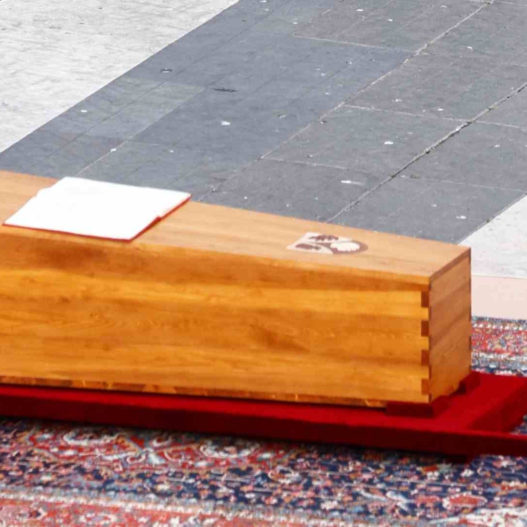 El féretro de Benedicto XVI fue puesto al centro de la Plaza de San Pedro