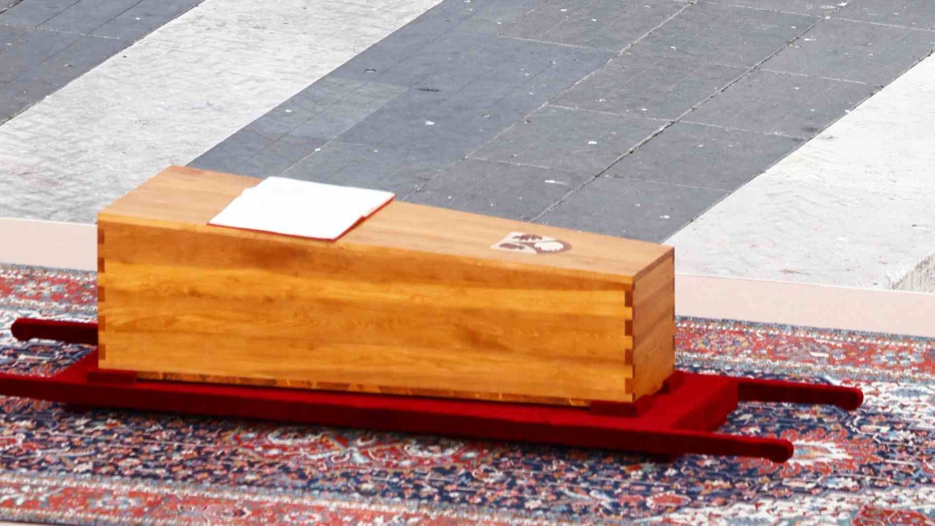 El féretro de Benedicto XVI fue puesto al centro de la Plaza de San Pedro