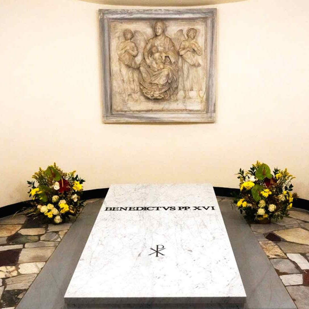 Tumba del difunto Papa Emérito Benedicto XVI