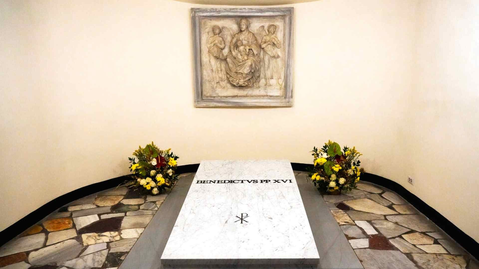 Tumba del difunto Papa Emérito Benedicto XVI