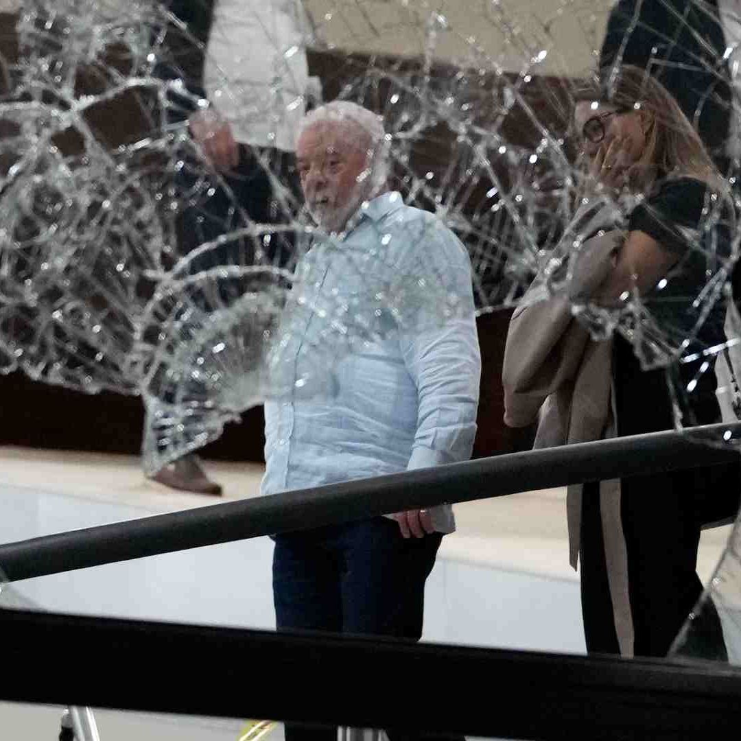 Luis Inácio Lula da Silva inspecciona el Palacio de Planalto tras disturbios