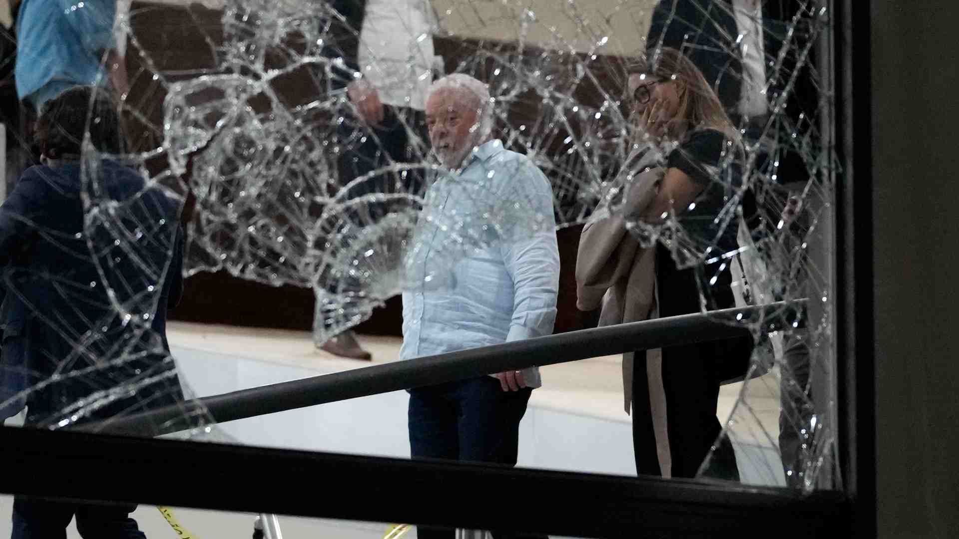Luis Inácio Lula da Silva inspecciona el Palacio de Planalto tras disturbios