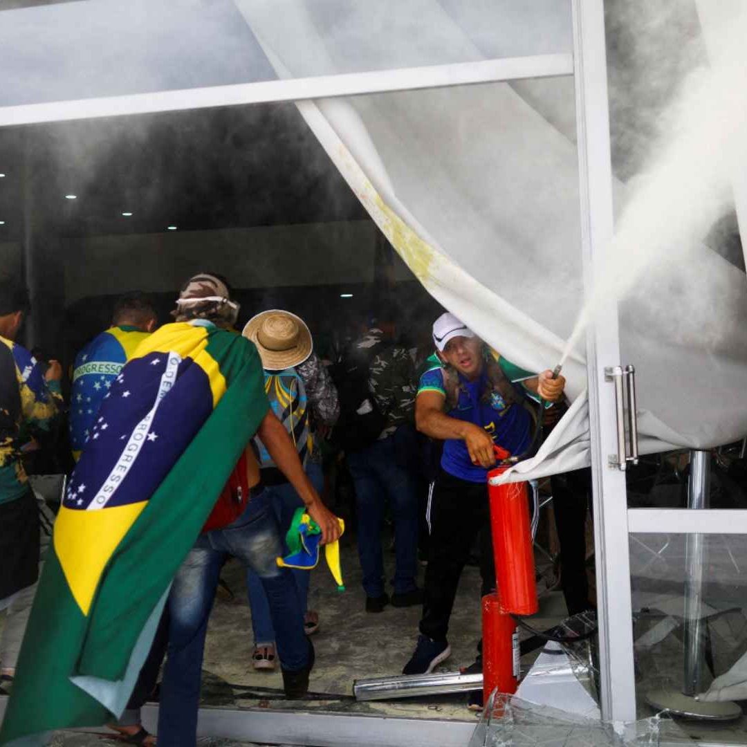 Potestas en Brasilia, Brasil, por parte de simpatizantes de Jair Bolsonaro, miles de esos radicales, llevan semanas pidiendo a las puertas de los cuarteles una intervención de las Fuerzas Armadas para derrocar a Lula y devolver al poder a Bolsonaro.