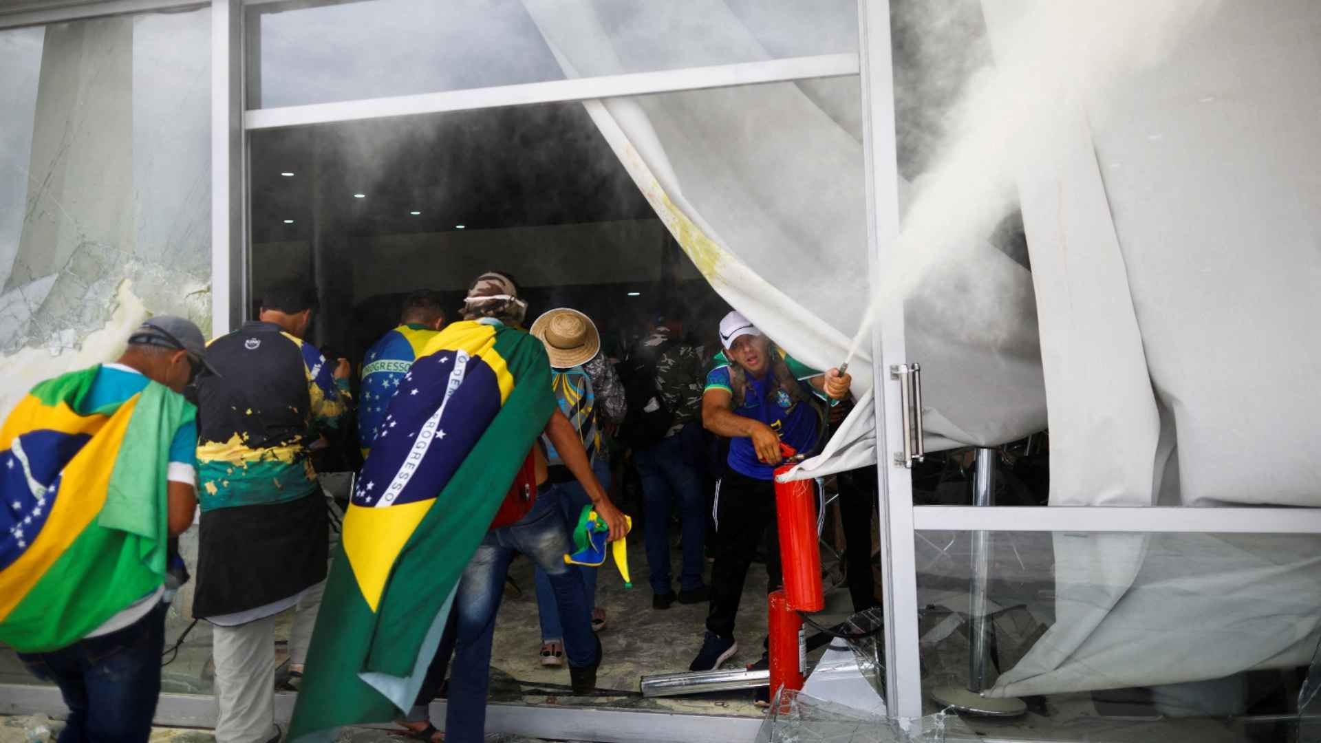 Potestas en Brasilia, Brasil, por parte de simpatizantes de Jair Bolsonaro, miles de esos radicales, llevan semanas pidiendo a las puertas de los cuarteles una intervención de las Fuerzas Armadas para derrocar a Lula y devolver al poder a Bolsonaro.