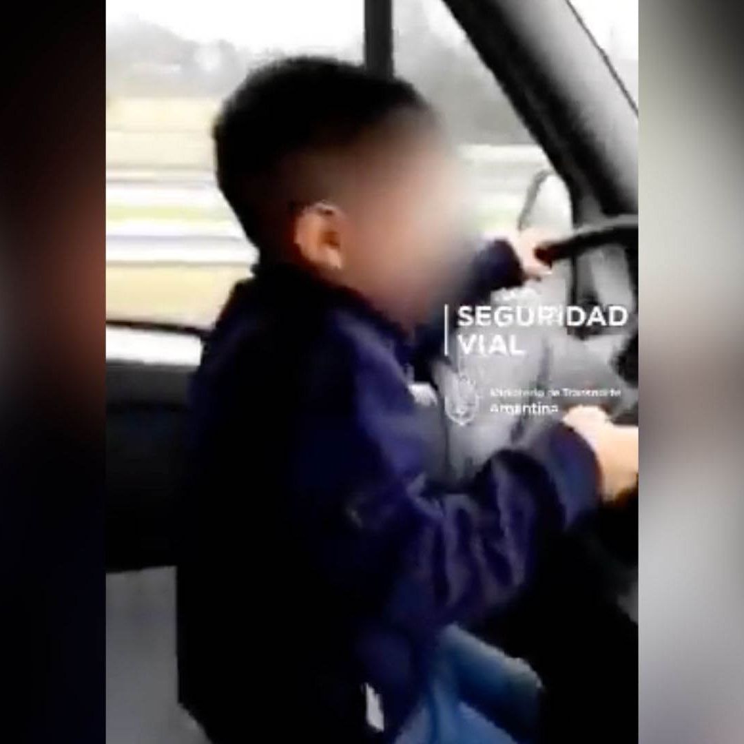 Niño de 7 años maneja camión en autopista de Argentina