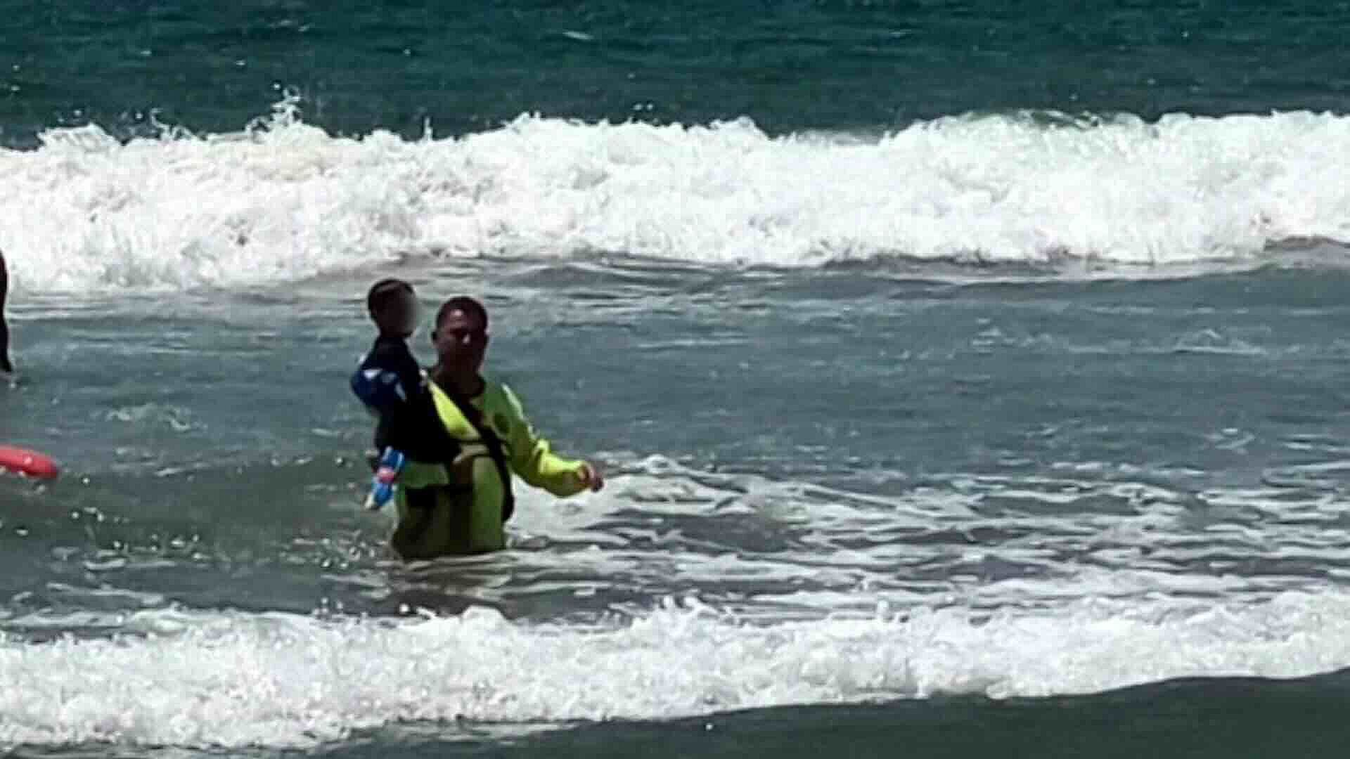 Rescatan a Niño de 5 Años Tras Ser Arrastrado por el Mar en Playa de ...