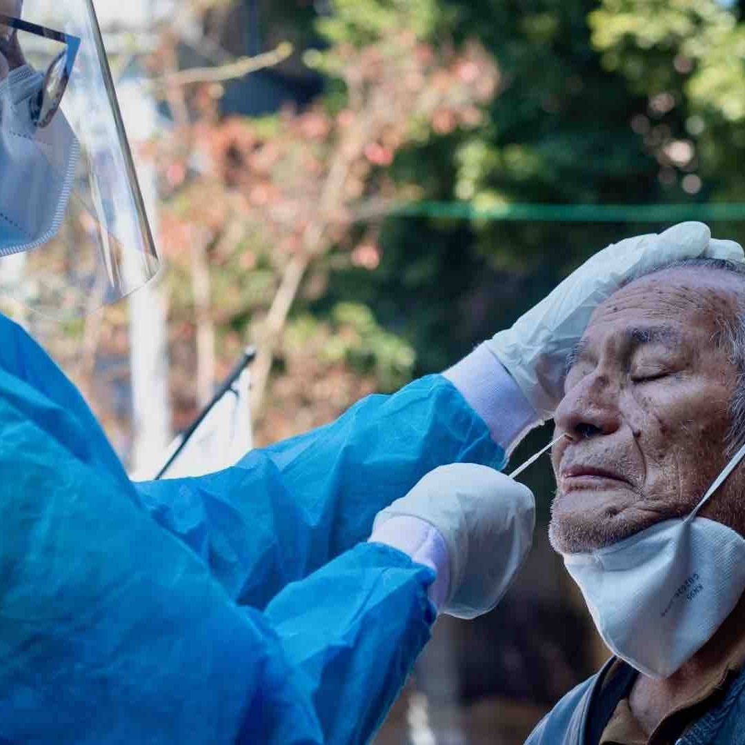 Persona se realiza una prueba covid en CDMX