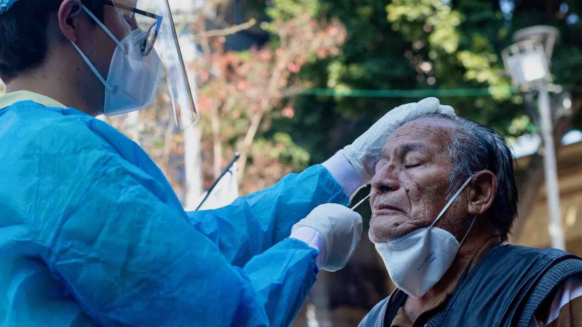 Persona se realiza una prueba covid en CDMX
