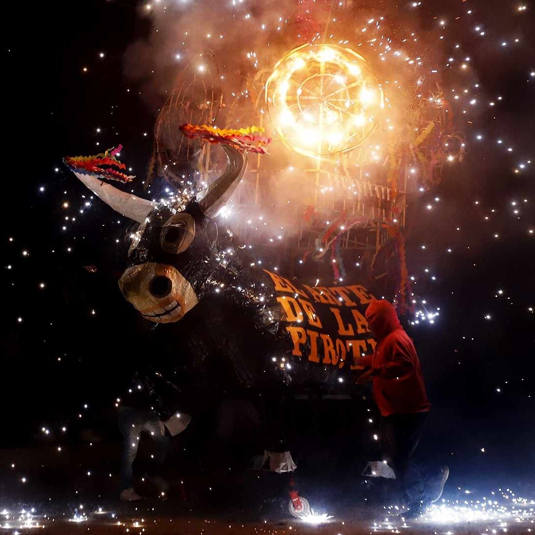 Artesanos de pirotecniaa realizan la tradicional quema de toros en Puebla 2023