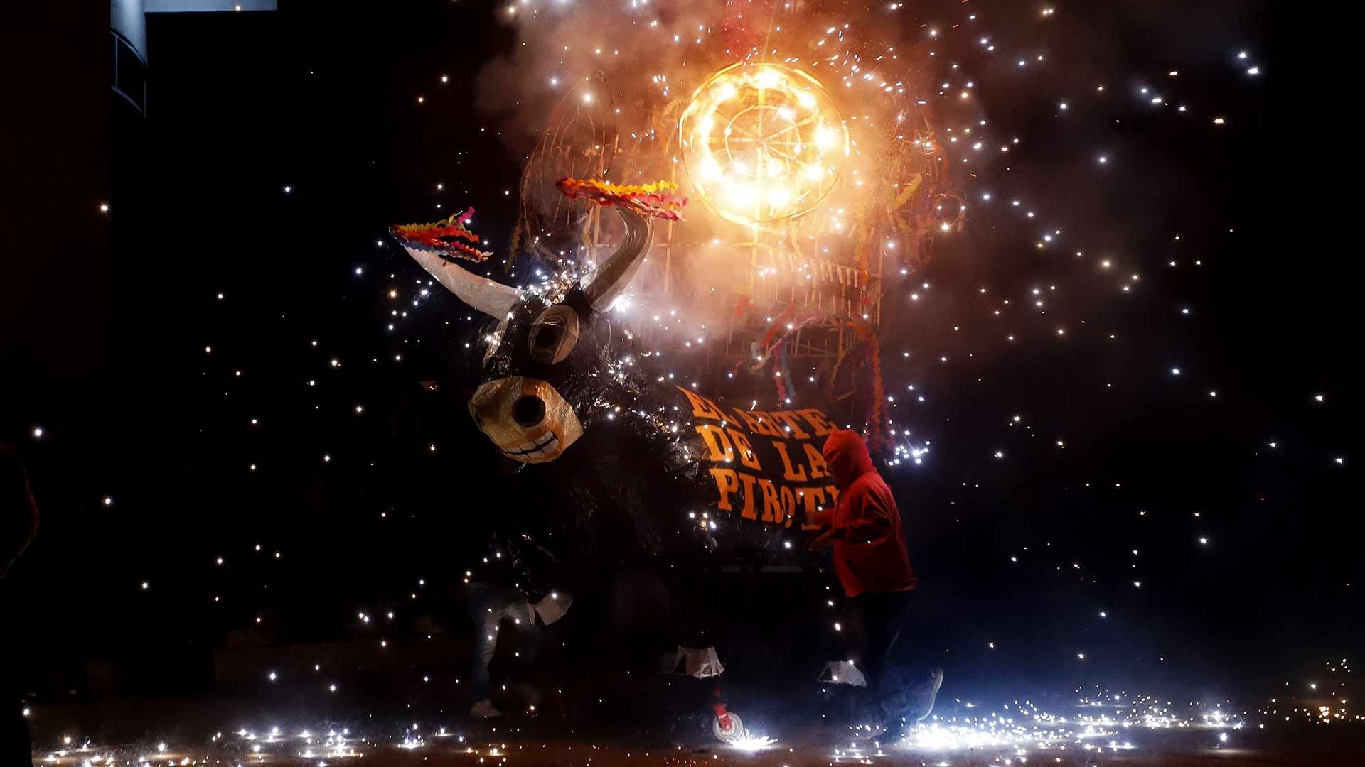 Artesanos de pirotecniaa realizan la tradicional quema de toros en Puebla 2023