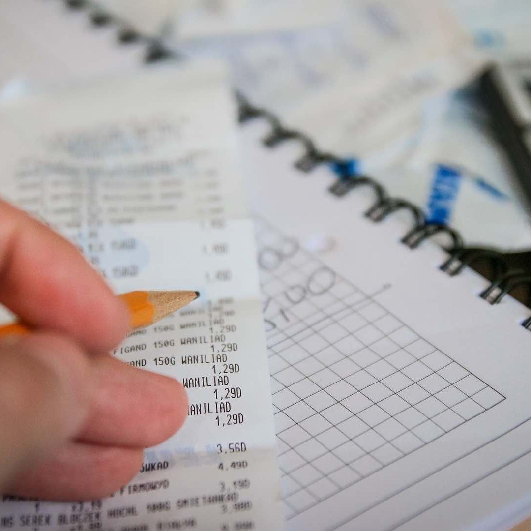 El SAT se encarga de vigilar que las personas físicas y morales cumplan con sus obligaciones fiscales