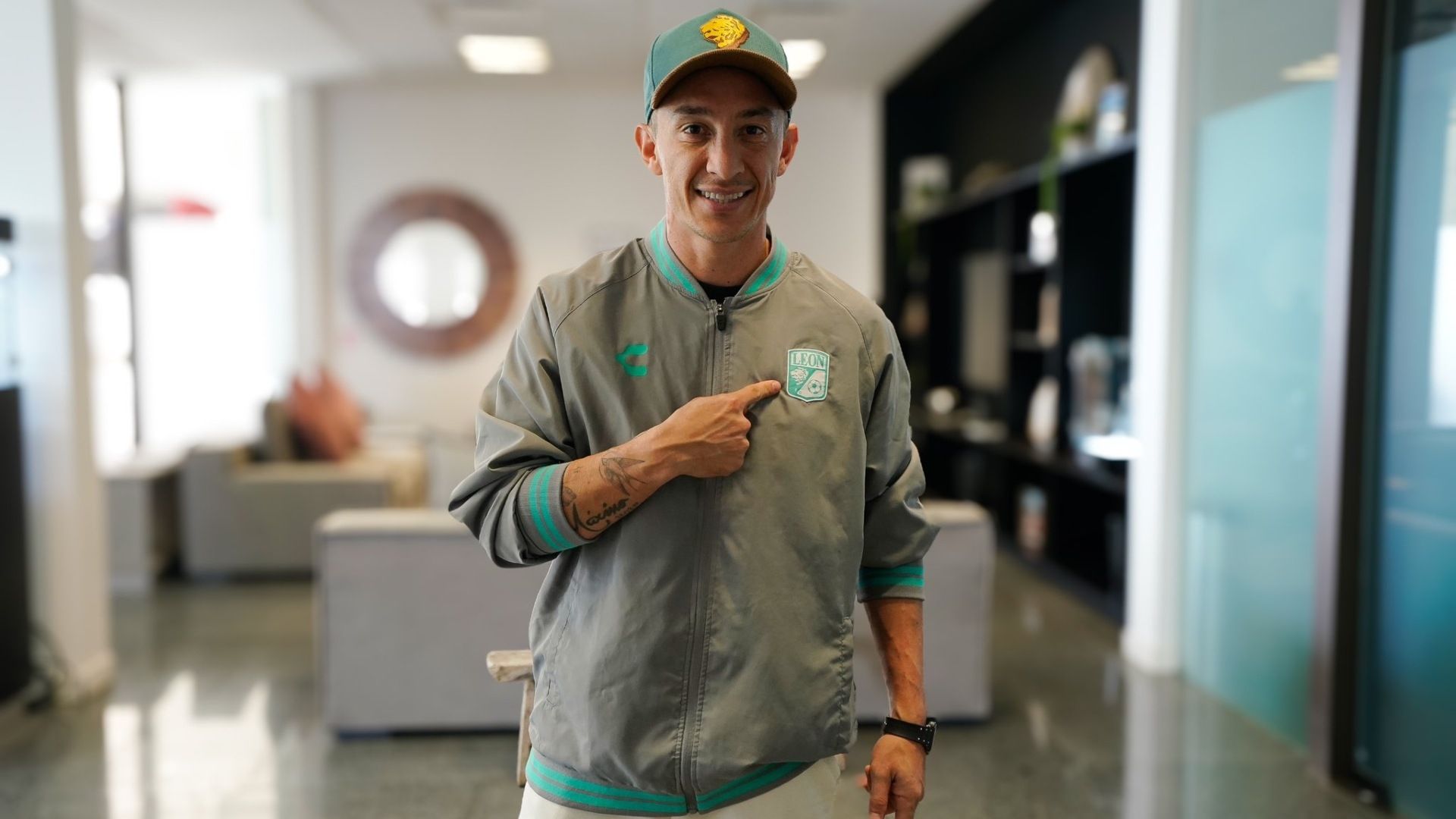Andrés Guardado ya luce los colores de su nuevo equipo el León. Foto: @clubleonfc