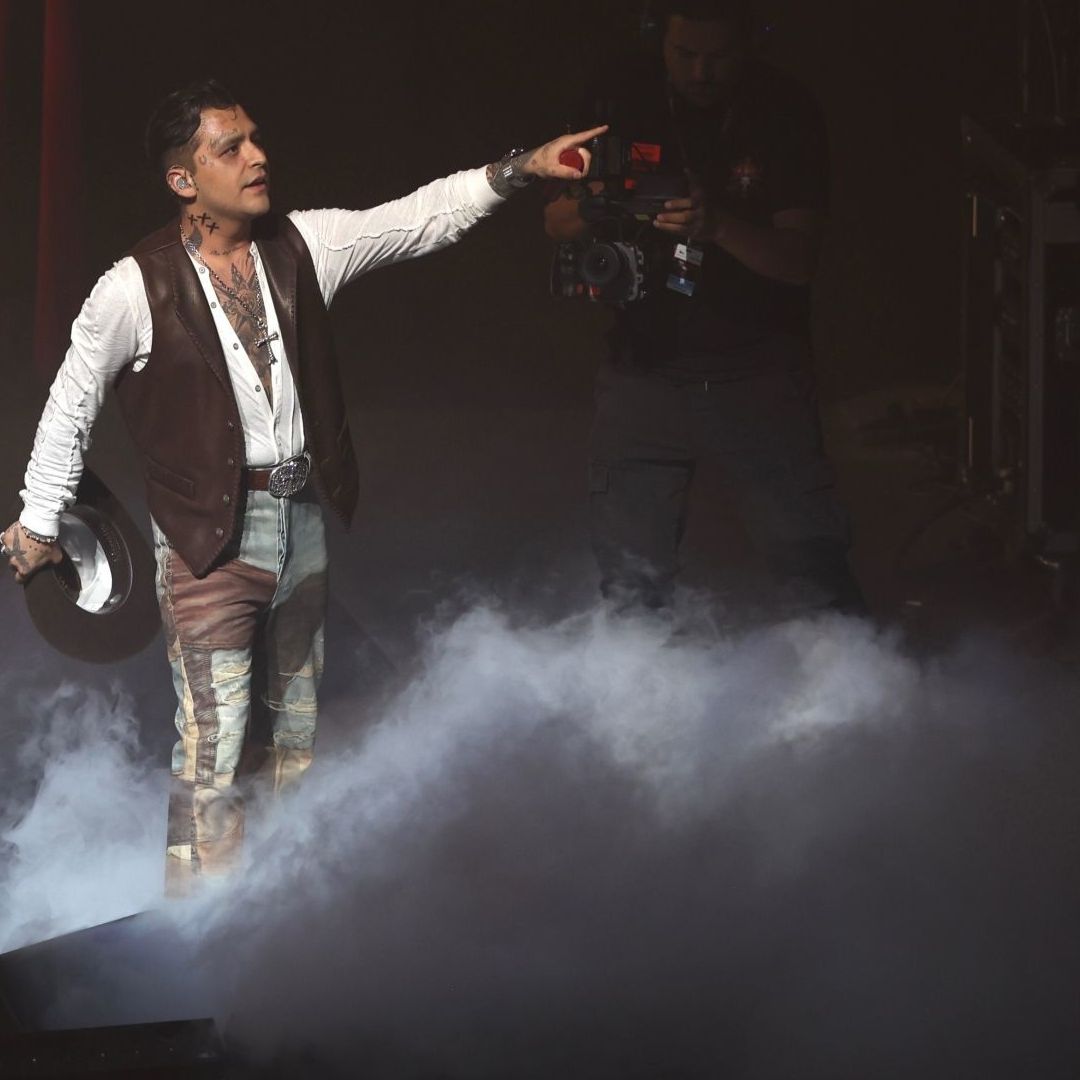 ¿Christian Nodal le Copia a Angela Aguilar? Acusan al Cantante de Vestirse Igual que sus Novias