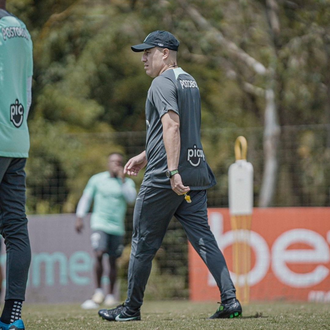 Los aficionados del Nacional criticaron la novatez de Juárez y el nulo conocimiento del futbol colombiano. Foto Atlético Nacional