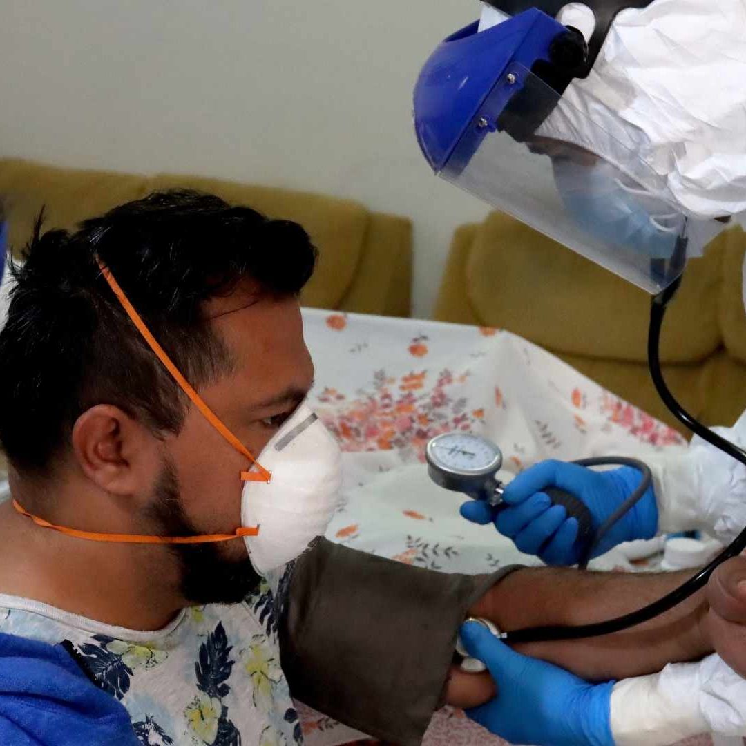 Encontraron 7 mil genes que se expresan de manera diferente en las personas con covid
