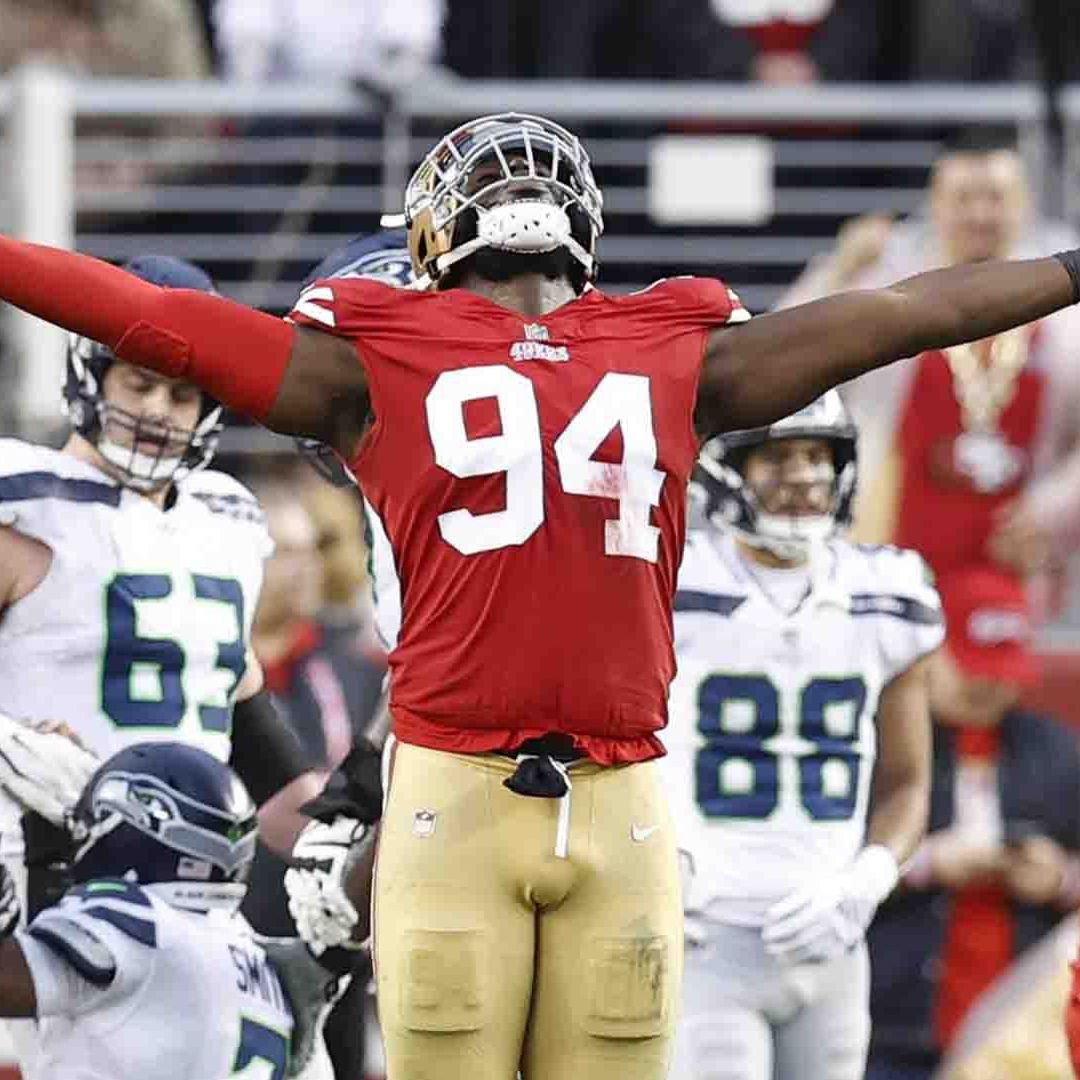 Charles Omenihu, de los 49ers, festeja una captura contra los Seattle Seahawks