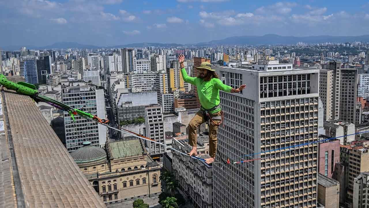 Equilibrista Rafael Bridi cruza sobre cuerda dos edificios en Sao Paulo, Brasil