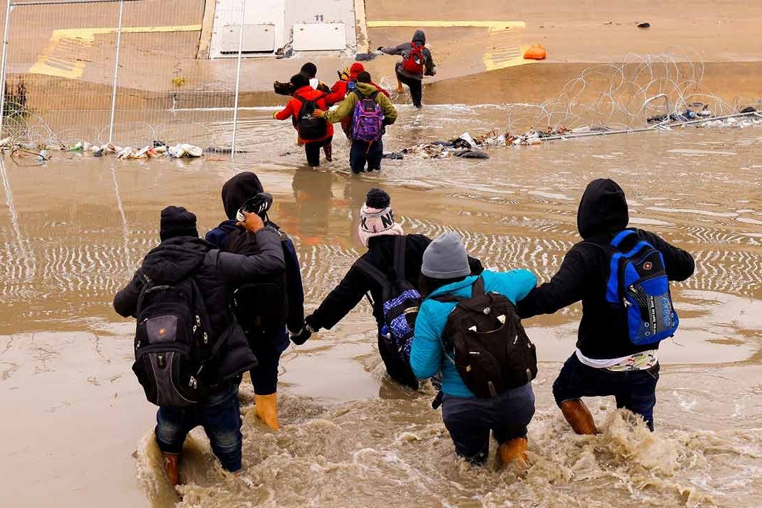 Congresistas demócratas pidieron al presidente Joe Biden que anule las nuevas restricciones a migrantes
