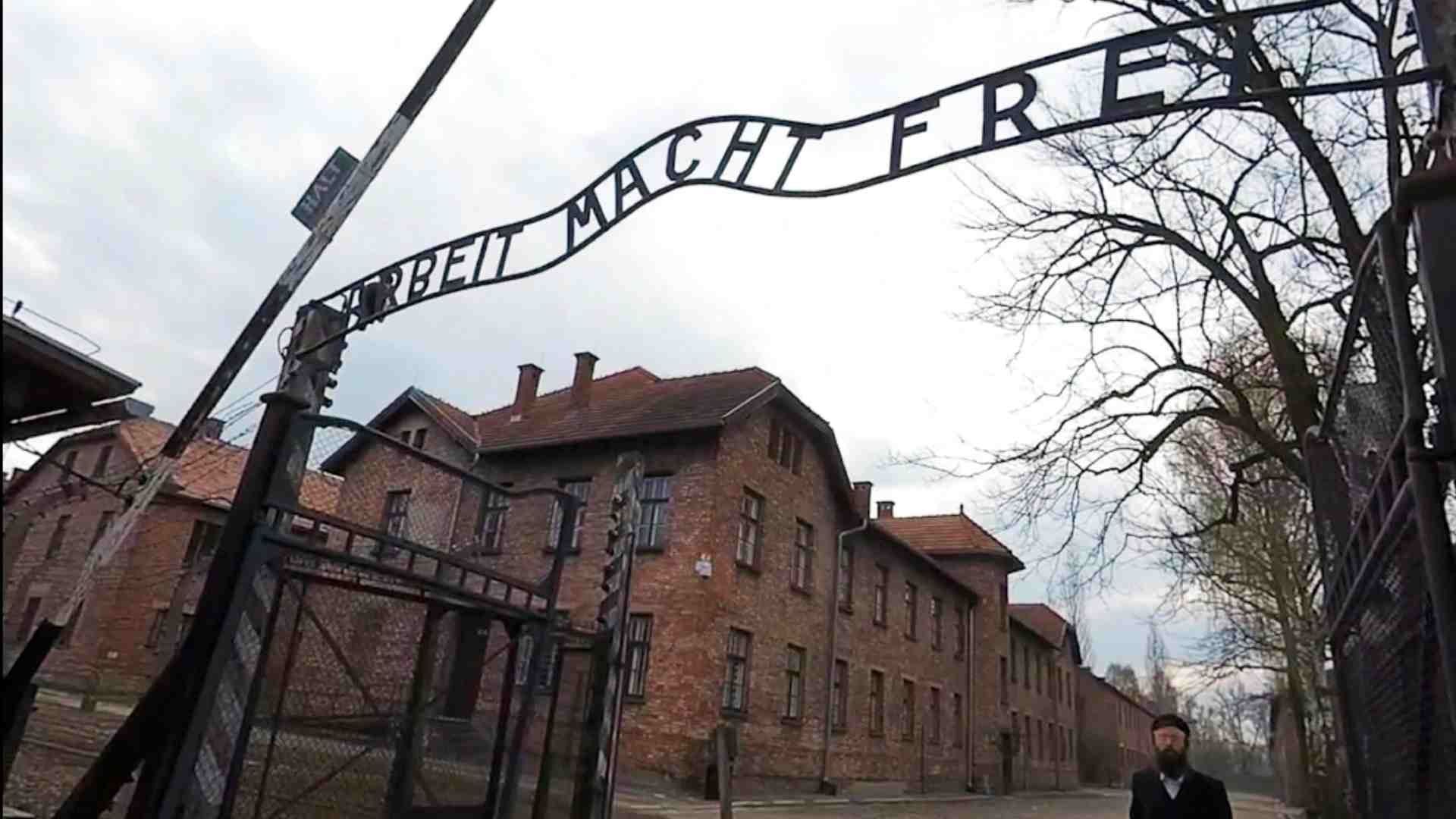 Zelenski rinde homenaje a las víctimas del Holocausto