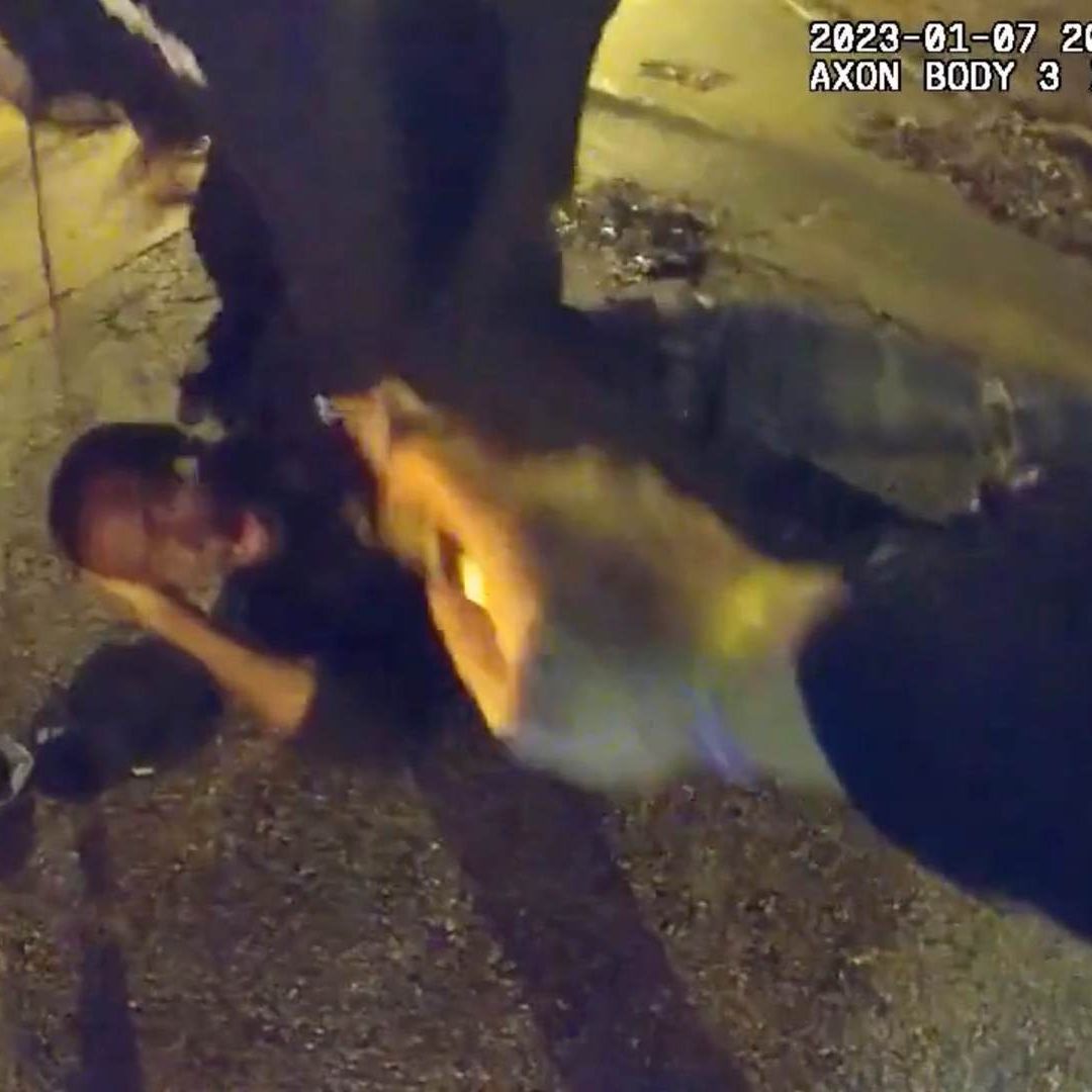 Las escalofriantes imágenes de la muerte de otro hombre negro a manos de la policía