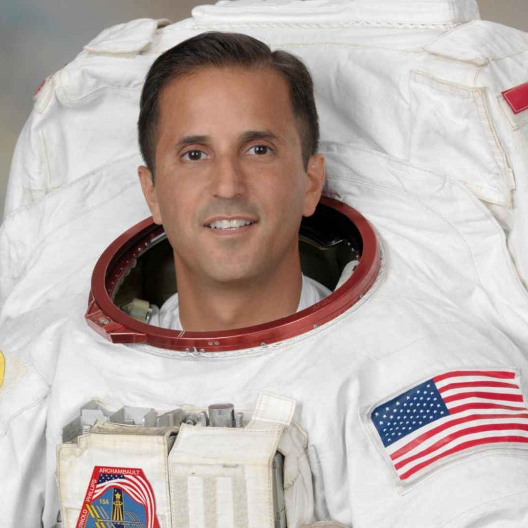 Joseph Acabá, primer latino en ser jefe de astronautas en la NASA