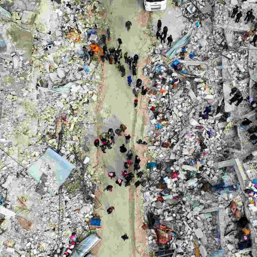 Búsqueda de sobrevivientes entre los escombros de edificios derrumbados tras terremoto de 7.8 en Siria, 6 de febrero de 2023. Foto: AFP