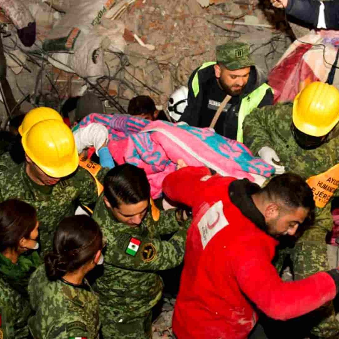 Integrantes del Ejército mexicano lograron rescatar a una mujer de 70 años de edad de los escombros de un edificio colapsado en Turquía