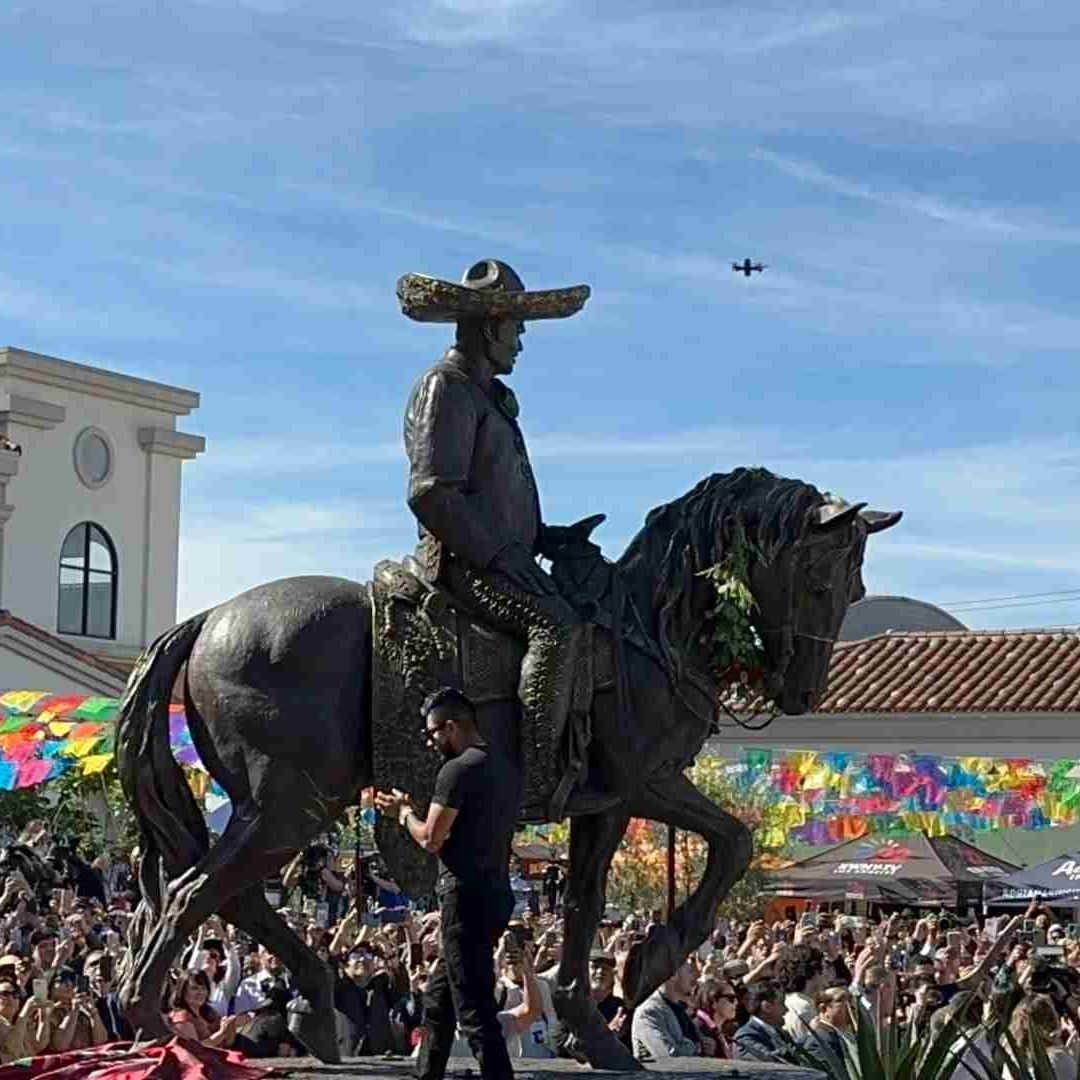 El diseño fue consensuado en vida por el propio Fernández y la idea definitiva de colocar la estatua en la urbe californiana fue avalada por sus familiares