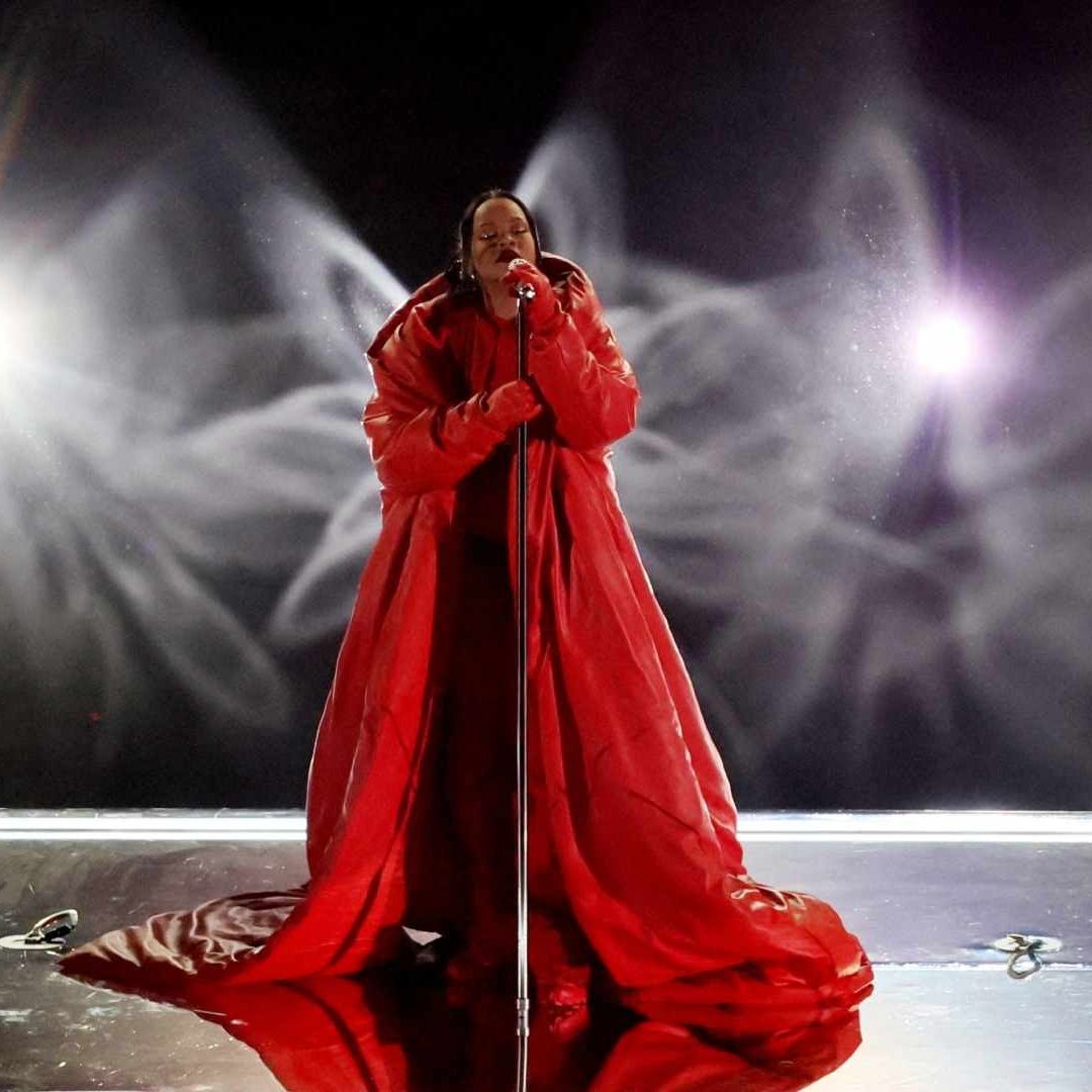 Rihanna protagonizo el medio tiempo del Super Bowl LVII en el State Farm Stadium