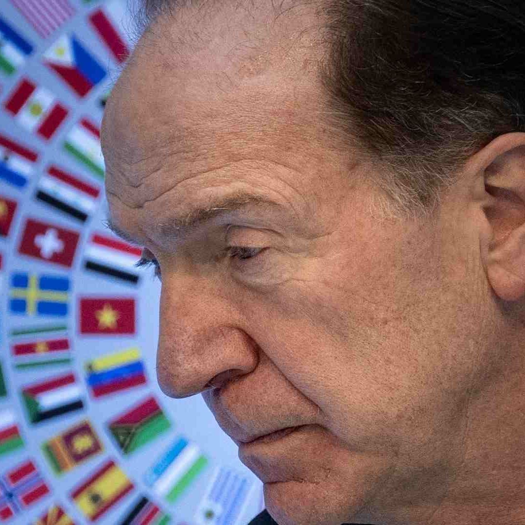 El presidente del Banco Mundial, David Malpass, observa durante un panel en 2022