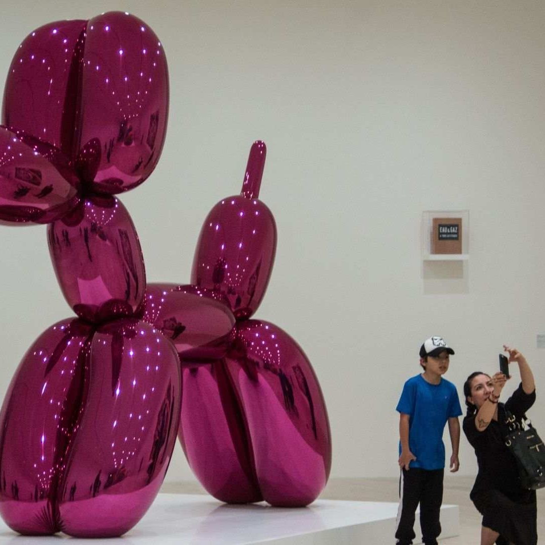 Rompen por accidente obra de 42,000 dólares de Jeff Koons
