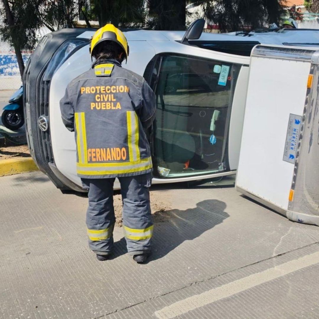Volcadura de Camioneta Choque con Automóvil en Colonia Prados Agua Azul Puebla