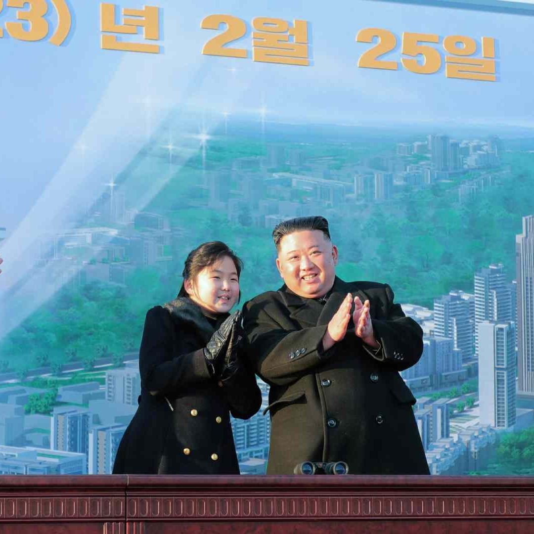 Kim Jong-un lleva a su hija a evento de construcción